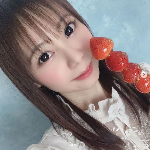日本女高中生鍾情草莓糖葫蘆 新的看美女方式get!